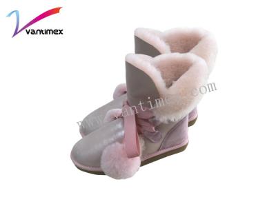 Chine Les bottes de neige mignonnes d'hiver de peau de mouton de filles huent la dentelle de pom avec le bowknot à vendre