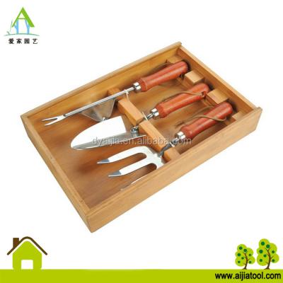 China Carbon Steel Garden Tool Kit With Color Box PDQ Wood Weeder Fork Trowel for sale