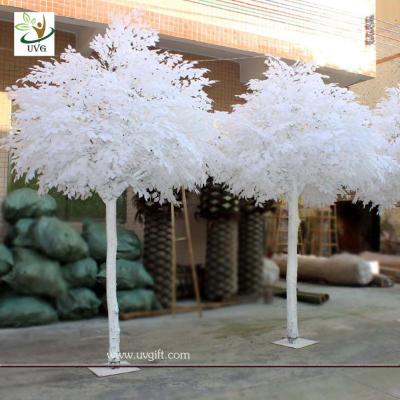 China UVG GRE011 white decorative artificial banyan trees with wooden trunk for stage display for sale