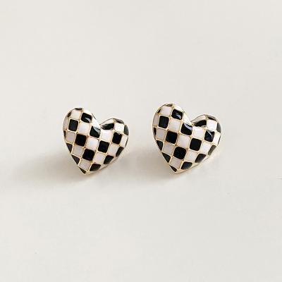 China Black And White Zinc Alloy Heart Shape Pin Earrings Fashion Silver Stud Mosaic Heart Stud Earrings Fashionable 925 Stud Earrings for sale