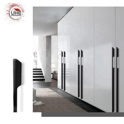 China Elegant Baring the Strong and Bold Look of the Long Handle Furniture Handle Customized Modern Aluminum Wardrobe Door Handle Black 1200 mm Long for sale