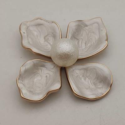 China New Charm White Flowers Design Pearl Shoe Buckles For Lady Shoes And Bags for sale