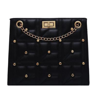 China High Quality Water Proof Winter Cross - Body Fashion Women Rivet Handbags Insist PU Shoulder Bag Chain Bag Handbags fashionable women's leather wrap for sale