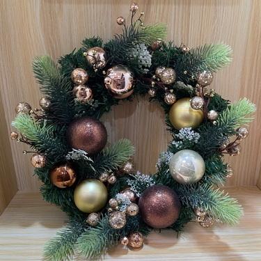 China Modern Cheap Bulk Plastic Large Christmas Ball Gold Christmas Hanging Wreath Entrance Garlands and Garlands for sale