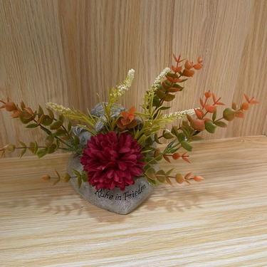 China New Eco-friendly Indoor Ornament Resin Decorative Stone Stand With Flower Decoration Desktop Plastic Flower Pot for sale