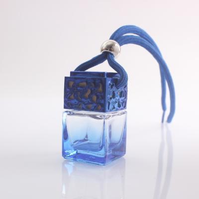 China Glas heldere blauwe auto parfum lege fles met gekleurde houten deksel en touw Te koop