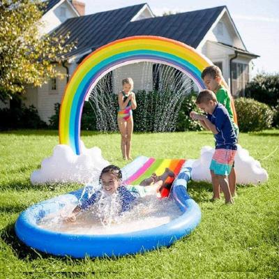 Cina 2020 Baby 2020 PVC Rainbow Hot Inflatable Arch Kids 3 Years Lawn Over Water Toy Play Rainbow Arch Sprinkler Arch Mat in vendita