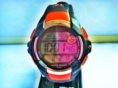 Chine Hommes sportifs ronds de montre de quartz de Digital imperméables avec de la mémoire de 15 recouvrements à vendre