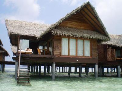 China Overwater Bungalow Prefab Prefab House For Resort Water Bungalow for sale