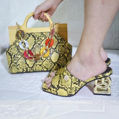 China 2022 fashion trend high quality snake print purse and sandal sets square heeled ladies shoes and bags for sale