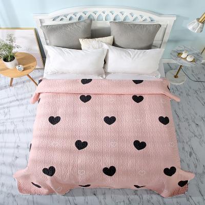 China 150x200cm Disposable Beautiful Super Soft 100 Polyester Ready Pink Heart Printed Kids Washing Comforter Bedspreads For Kids for sale