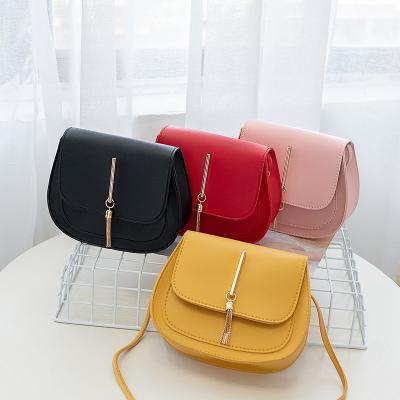 China Fashion 2022 Fashion PU Cheap Wholesale Women Leather Tassel Saddle Cross Shoulder Mini Messenger Phone Bag Body Sling For Ladies for sale