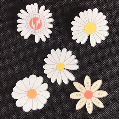 China Cute INS Flower Acrylic Hot Selling Cute Plastic Acrylic Brooches For Clothing Bags Decoration for sale