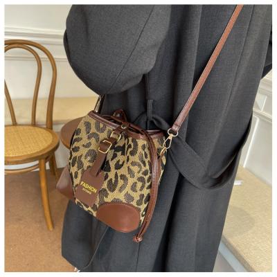 China 2022 New PU Fashion Women's Bucket Bag Trendy Leopard Print Shoulder Messenger Bag for sale