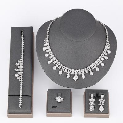 China Simple and Exquisite CLASSIC Zircon Jewelry Set Wedding Accessories Dinner Jewelry Set for sale