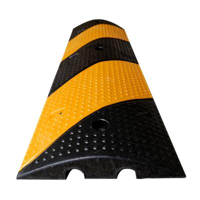 China Durable 2 Channels Taxiway Road Speed ​​Bump High Strength Rubber Cable Protector for sale