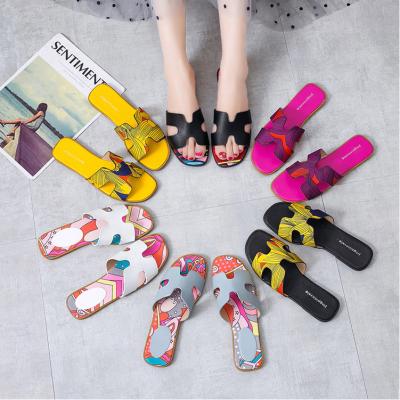 China Cute Fashion Trend Summer Ladies Bedroom Relax Slippers Colorful PU Square Soft Top Sandals Flat Shoes For Women for sale