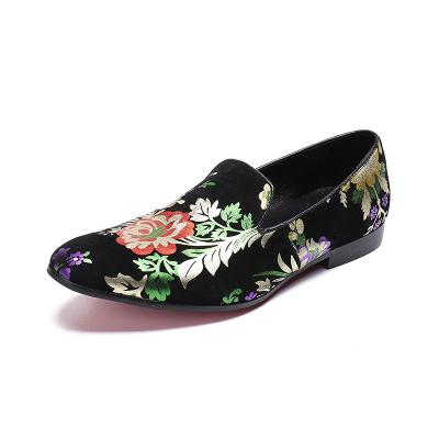 China Floral Embroidery Fashion Trend Ethnic Features Round Toe Low Top Leather Flat Men's Casual Loafer Shoes for sale