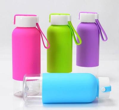 China 2022 OEM Hot Sales 500ml Plastic Water Bottle Viable With Silicone Sleeve And Handle for sale