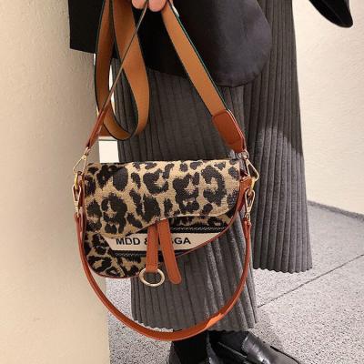 China Newspaper Used Real Logo Luxury Handbags 2021 Popular Leopard Printing Handbags Women Designer Leopard Handbags for sale