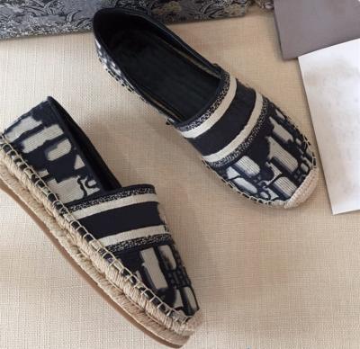 China Lightweight Embroidered Straw Woven Women's Platform Shoes Fashion Flat Canvas Designer Famous Letter Fisherman Decorative Slipper for sale