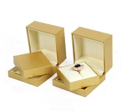 China 2021 Fashion Luxury Gold Design Fashion Jewelry Display Rings Stand Leatherette Paper Jewelry Box With Custom Logo for sale