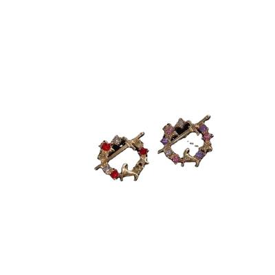 China Alloy + Gem Wreath 18K Gold Plated Epoxy Resin Diamond Inlaid Brooch for sale