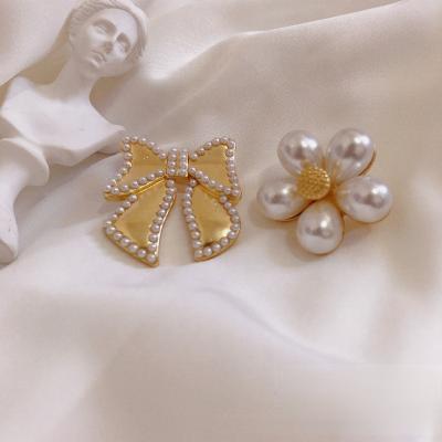 China Luxury Imitation Flower Brooch Women's Retro ALLOY Gold Plated Alloy Fashion Pearl Bow Brooch Gift Design Wholesale for sale