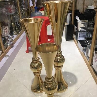 China Weddings Plated Bell Bottom Flower Arrangement Vase Horn Waist Gold Wrought Iron Floral Wedding Flower for sale