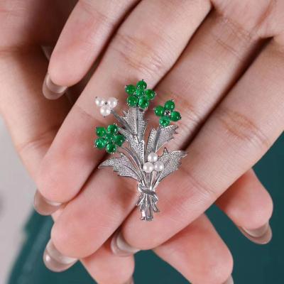 China Crystal Muzo Coloured Emerald Brooch Main stone 1.71 carats Celebrity favourite noble emerald brooch tasteful emerald colour rich and vi for sale