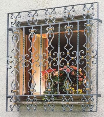 China Easily Assembled Grill Ornamental Design Wrought Iron Security Window Burglar Bar Decorative Window Security Bars Design for sale