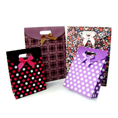 China Recyclable Hot Sale Fashion Paper Bag Gift Paper Shopping Bag for sale