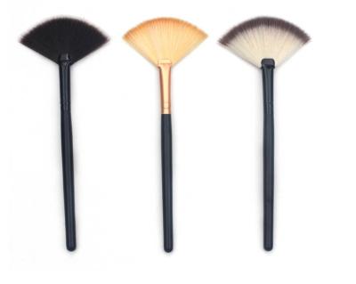 China Fan Sweep High Quality Soft High Gloss Portable Makeup Brush Synthetic Fiber Fan Brush Wooden Handle Highlight Repairing Brush for sale