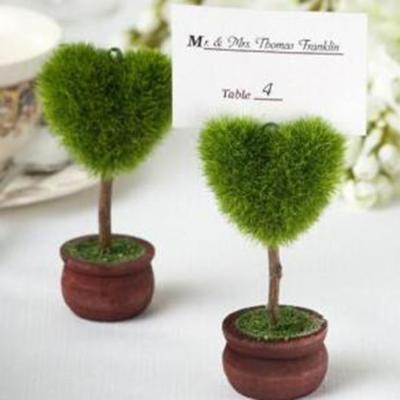 China Unique Heart Shape Green Plant Place Card Holders Green Plant Wedding Favors Place Card Holder Wedding Table Decoration for sale