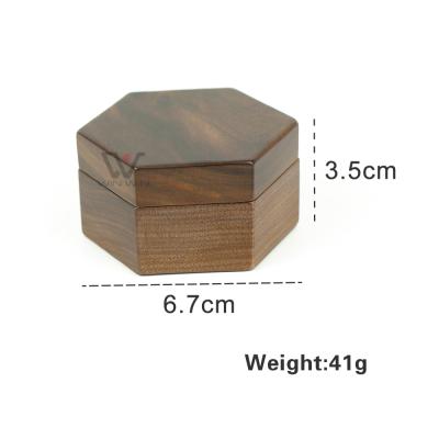 China Luxury Wedding Packaging Box Ring Box Single Slots Engagement Ware Walnut Wood Jewelry for sale