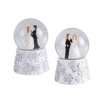 China High Quality Couples Crystal Ball Resin Snow Globe New Arrival Wedding Water Globe From Europe Redeco For Home Decorations Valentine's Gifts for sale