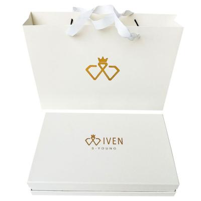 China Recycled Materials New Design High Quality Varnishing Surface Handling Accept Customized Logo Gift Bag for sale