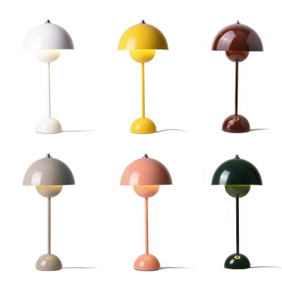 China Modern Colorful Desk Lamp Bedroom Lighting Modern Nordic Minimalist Table Lamp for sale