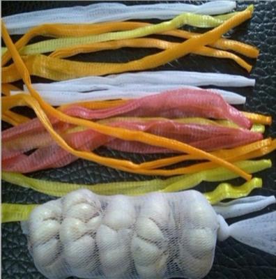 China Verdrängtes PET Maschen-Ärmel-Kunststoffrohr-Geflecht flexibel für das Verpacken des Knoblauchs zu verkaufen