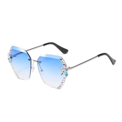 China Multi Color Sunglasses M1199 Fashionable Rimless Lenses Sun Shape Style Sunglasses Women Gradient Oversized Lenses Diamond Eyewear for sale