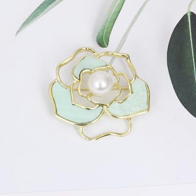 China Creative Fabric Decorations Factory Customized Craft Europe Design Metal Gift Flower Promotional Lapel Pin With Pearl for sale