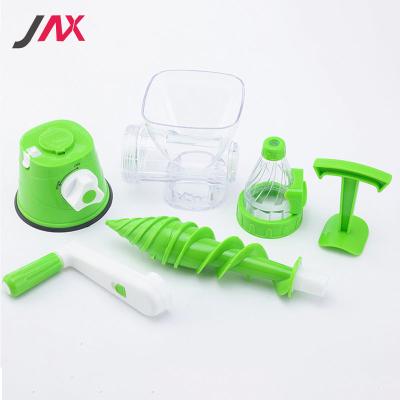 China New Handheld Outdoor Handheld Orange Juicer Outdoor Cheap ABS Fresh Fruit Manual Juicer for sale