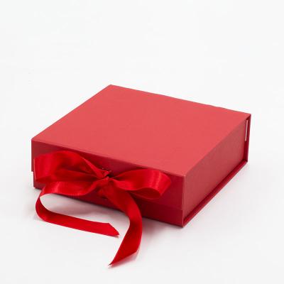 China Custom Recyclable Red Bulk Print Paper Giftbox Luxury Retail Packaging For Small Business for sale