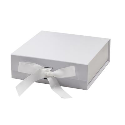 China Low MOQ Recyclable White Custom Square Magnetic Fin Gift Boxes For Gift Packing With Ribbon for sale