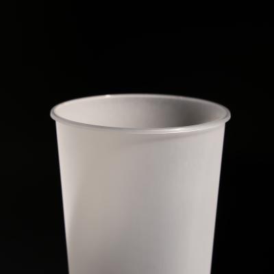 China 700 ml de taza redonda de plástico con tapa plana para bebidas frías o café en venta