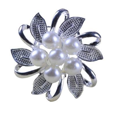 China ALLOY 2022 Factory wholesaleRing Brooches, Flower Shaped Scarf Pin, Women's Beads Buckle, Jewelry Accessories for sale