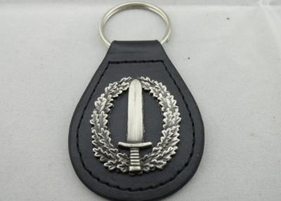 Κίνα Εξατομικευμένο δέρμα Keychains με το τρισδιάστατο έμβλημα κραμάτων ψευδάργυρου, παλαιά ασημένια επένδυση ρίψεων κύβων προς πώληση