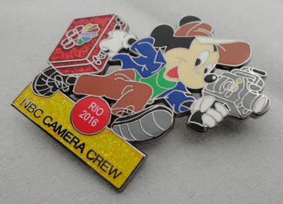 China Emblema do Pin de Disney do grupo de câmera do NBC pelo esmalte liga de zinco, sintético, níquel preto, brilho enchido à venda