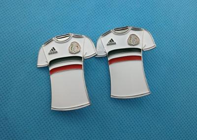 China Pin duro colado dado do esmalte da camisa do futebol T de 5mm à venda