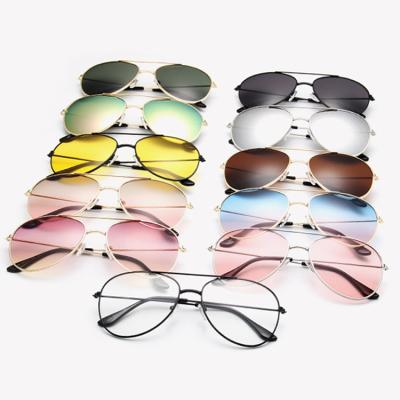 China Classic Gradient Metal Frame Pilot Pilot Sunglasses For Women Men Yellow Brown Glass Beach Vacation Trendy Glasses for sale